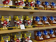 -m豆巧克力世界(上海世茂广场店)