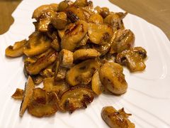 橄榄油炒口蘑-山楂树融合菜餐厅
