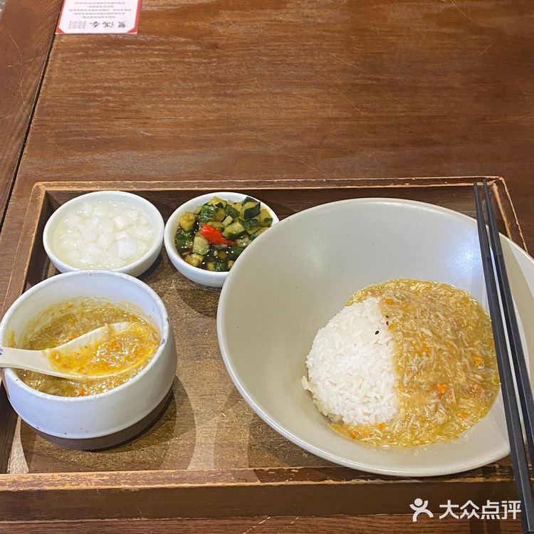 今天来尝尝蟹满春的蟹黄饭