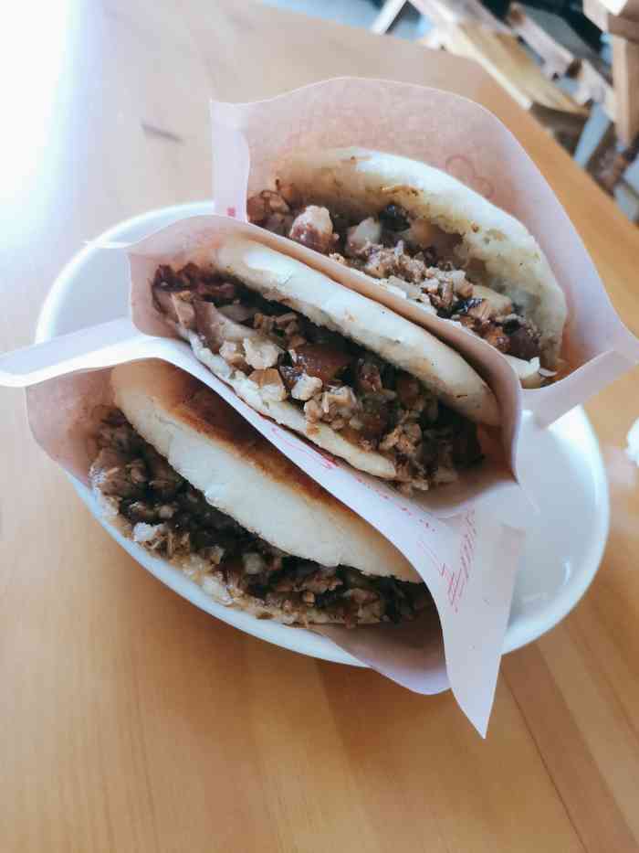 鑫悦拼三鲜肉夹馍-"晚上出来觅食没给我冻僵在路上,太冷了. .