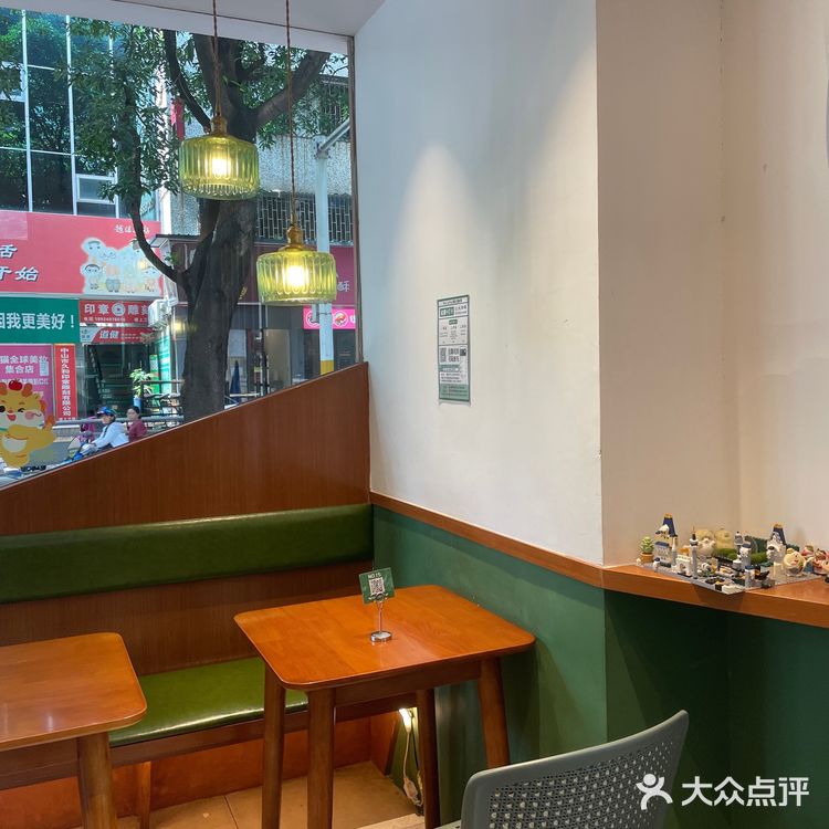 中国邮政开的咖啡店可盖各种纪念章甜点点了抹茶和北海道冰淇淋
