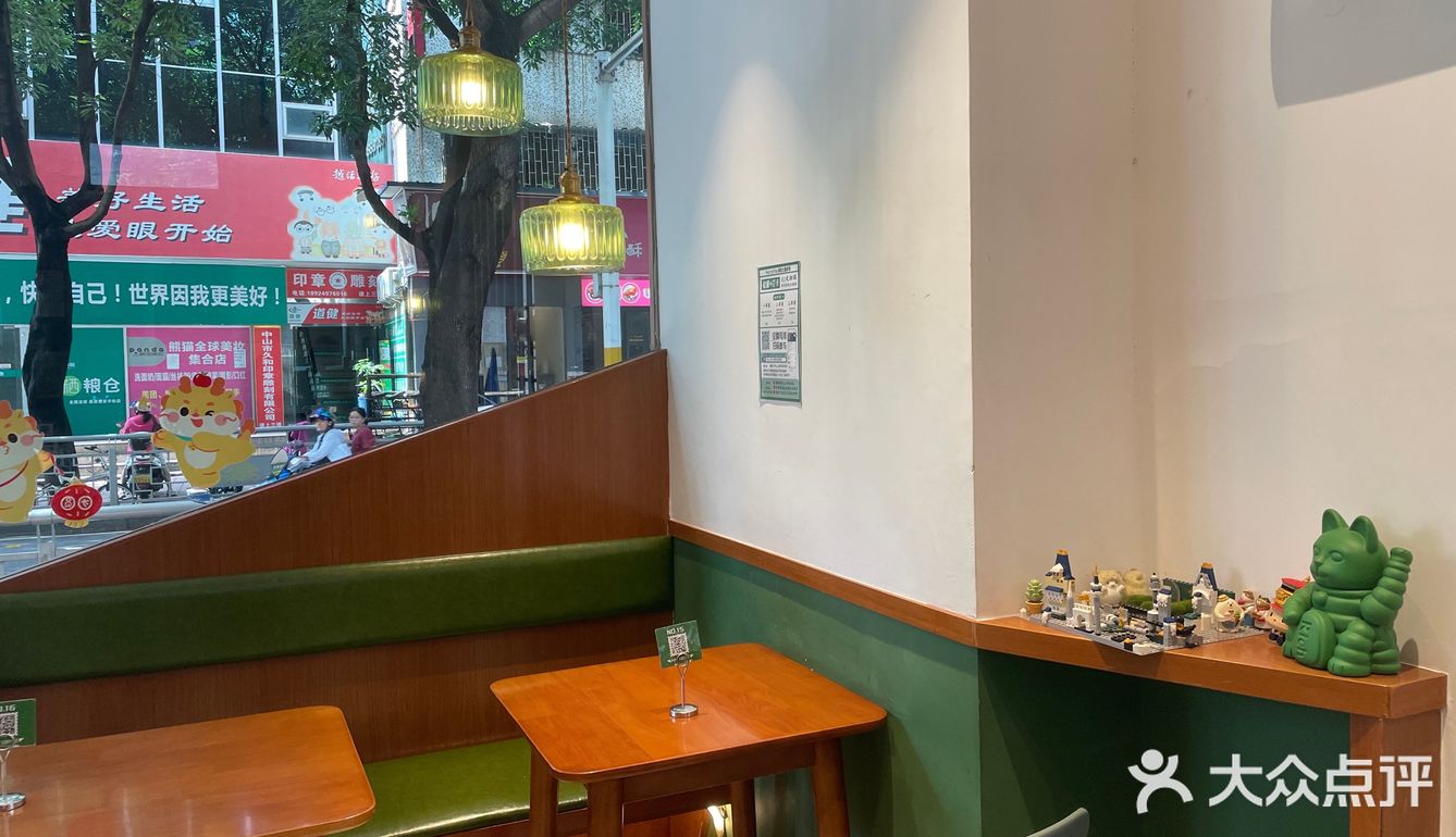 中国邮政开的咖啡店可盖各种纪念章甜点点了抹茶和北海道冰淇淋