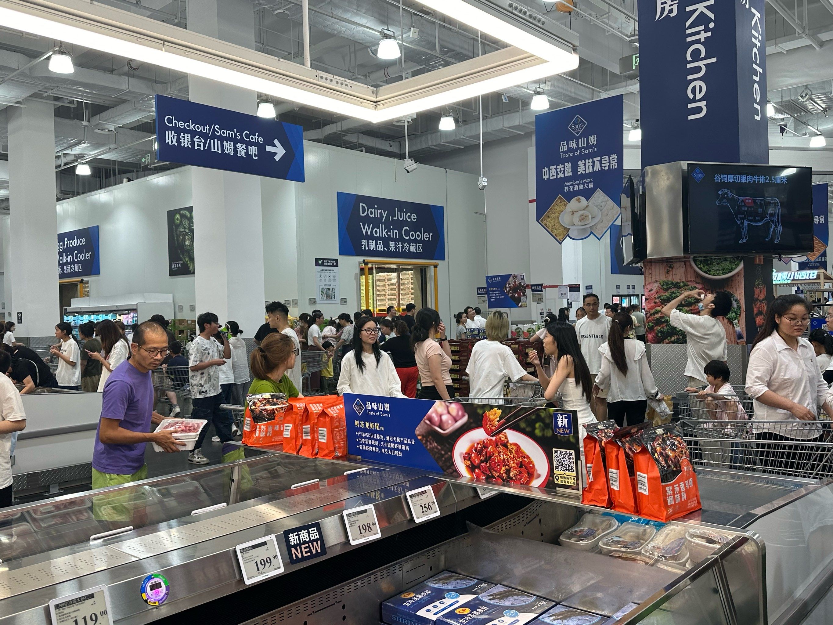 n
94购物中心:山姆的购物中心真的超级大,布局合理,宽敞明亮.