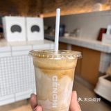 拥有中央开放式吧台的一家社区咖啡厅