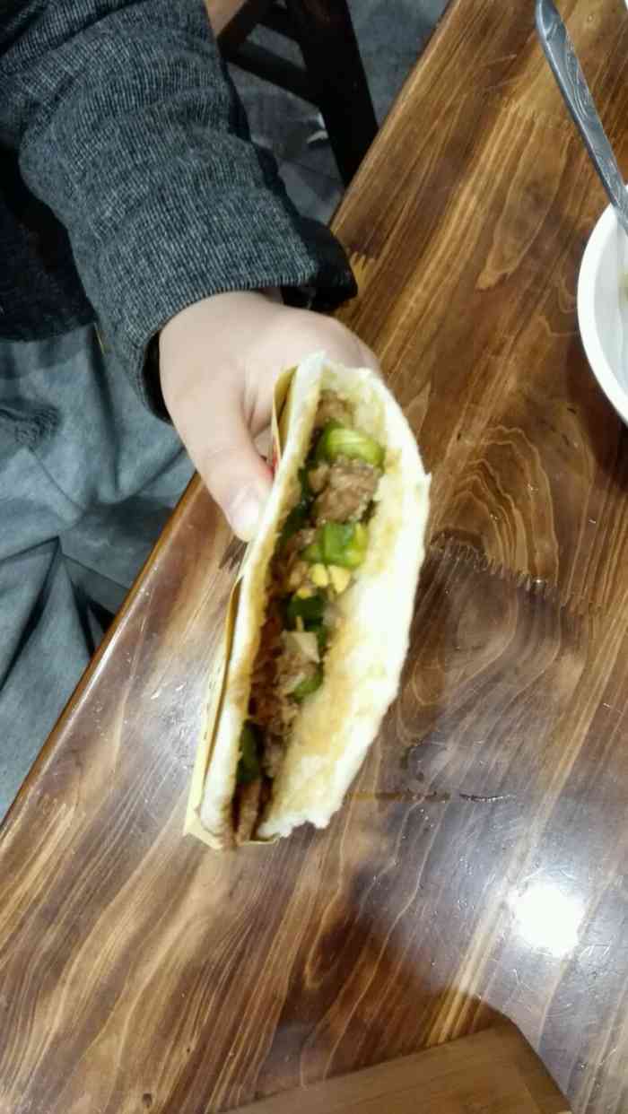 苑小虎家羊肉板面(十五中店"很好吃呀,虽然点的是清汤板面,可味道