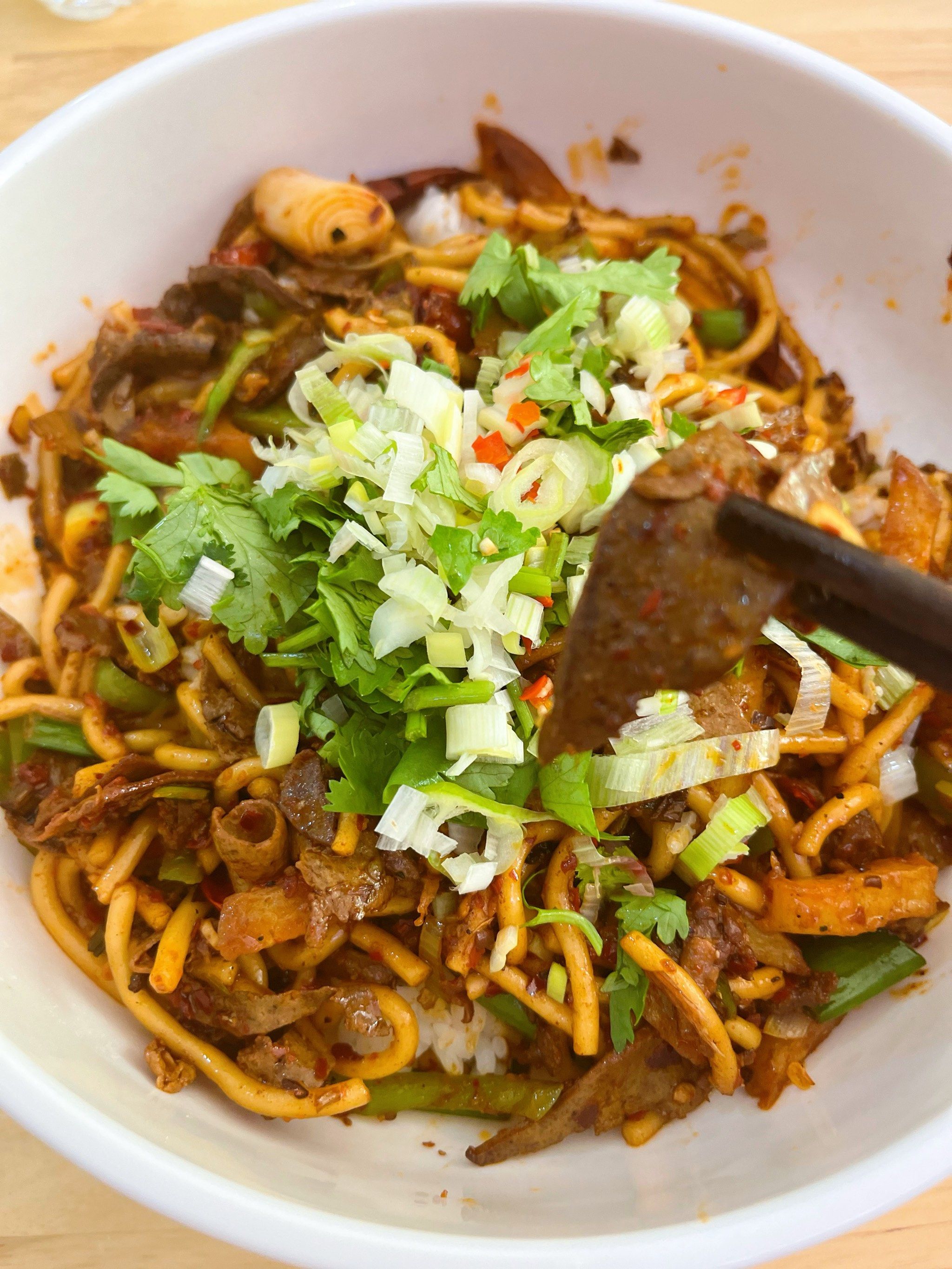 延安美食必吃[笑脸]---麻辣肝盖米饭盖面