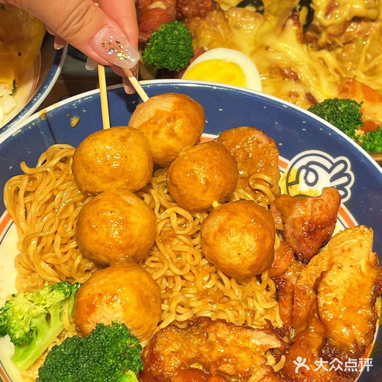 分量挺大的，上面铺了一层可以拉丝的芝士