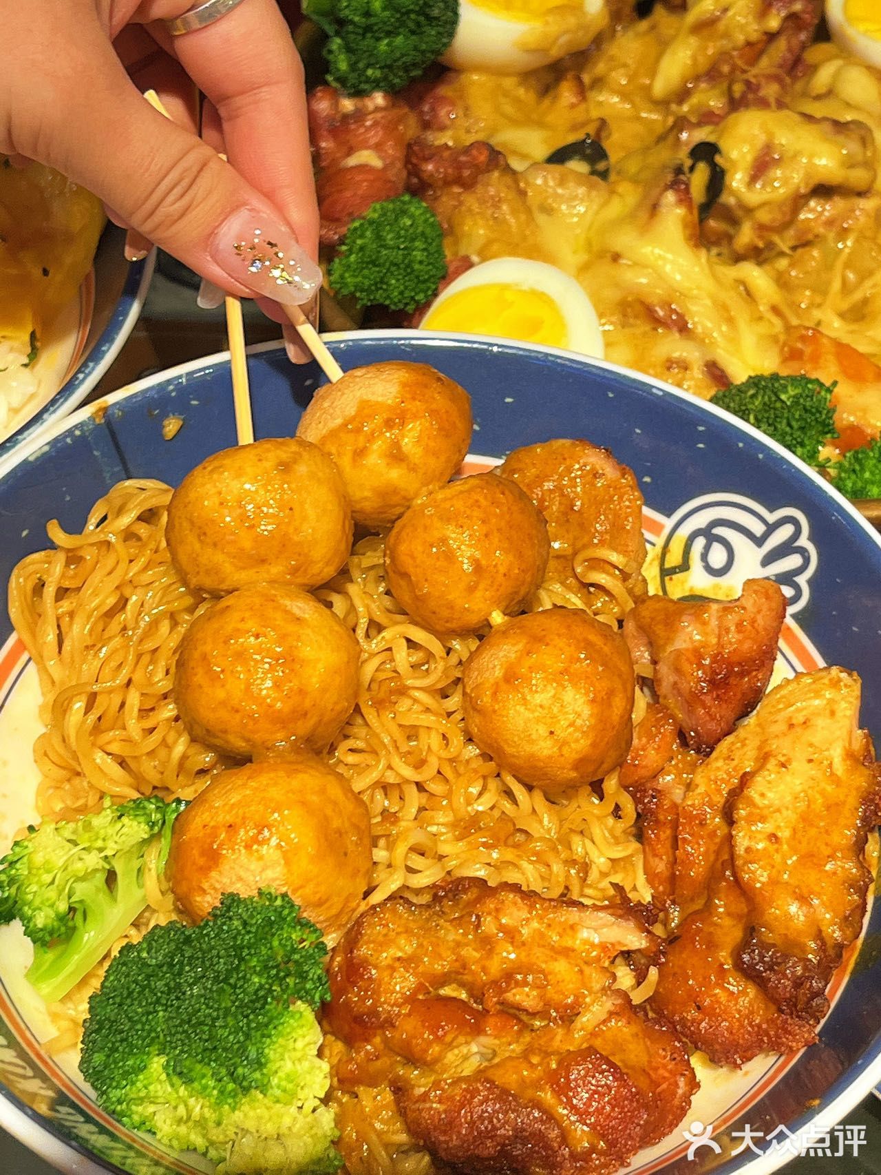 分量挺大的，上面铺了一层可以拉丝的芝士