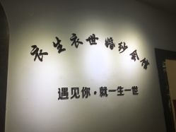 -觅白婚纱礼服馆