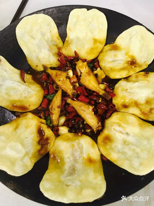 招牌小杂鱼扒皮鱼贴饼图片