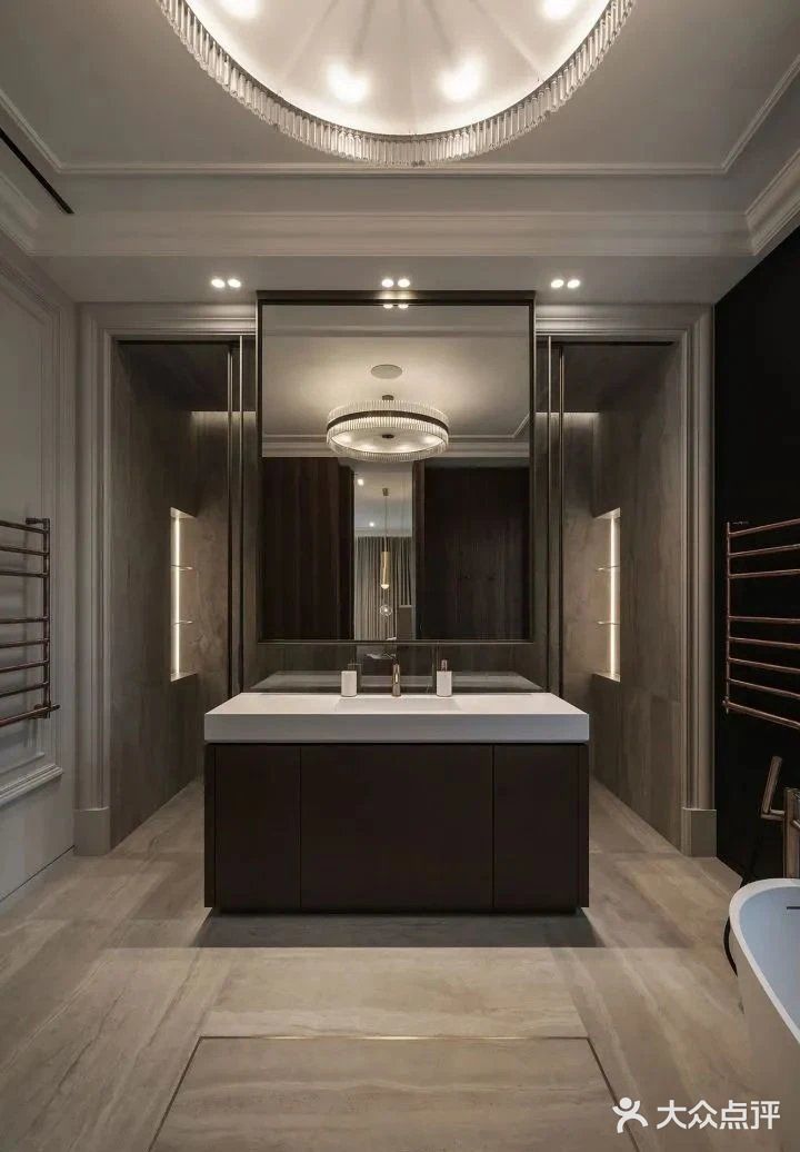 卫浴墙面地板纹路一体，干净明了；暖光增添温柔高级气氛