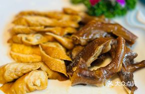 Braised Goose Feet with Braised Pork Intestines