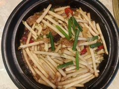 -帅巴人舅母子腊蹄民俗村