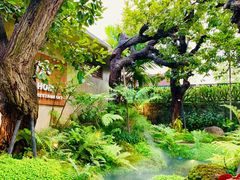 -Chom Cafe and Restaurant