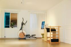 -闺蜜瑜伽·普拉提女性塑形馆