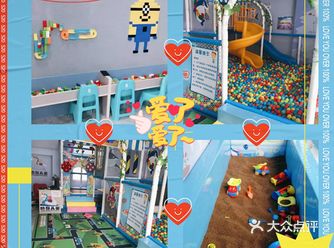 一个有很多游乐设施的游泳馆