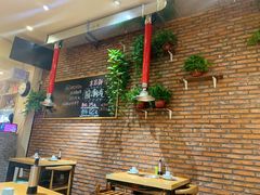 大堂-超越炭火牛蛙火锅鸡(河东店)