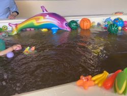 -欢乐悠游婴儿游泳(金碧花园店)