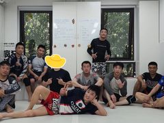 -菠萝格斗巴西柔术训练馆