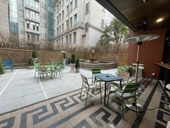 露天位-潮一不贰·法式甜品·生日蛋糕·西式简餐(外滩店)