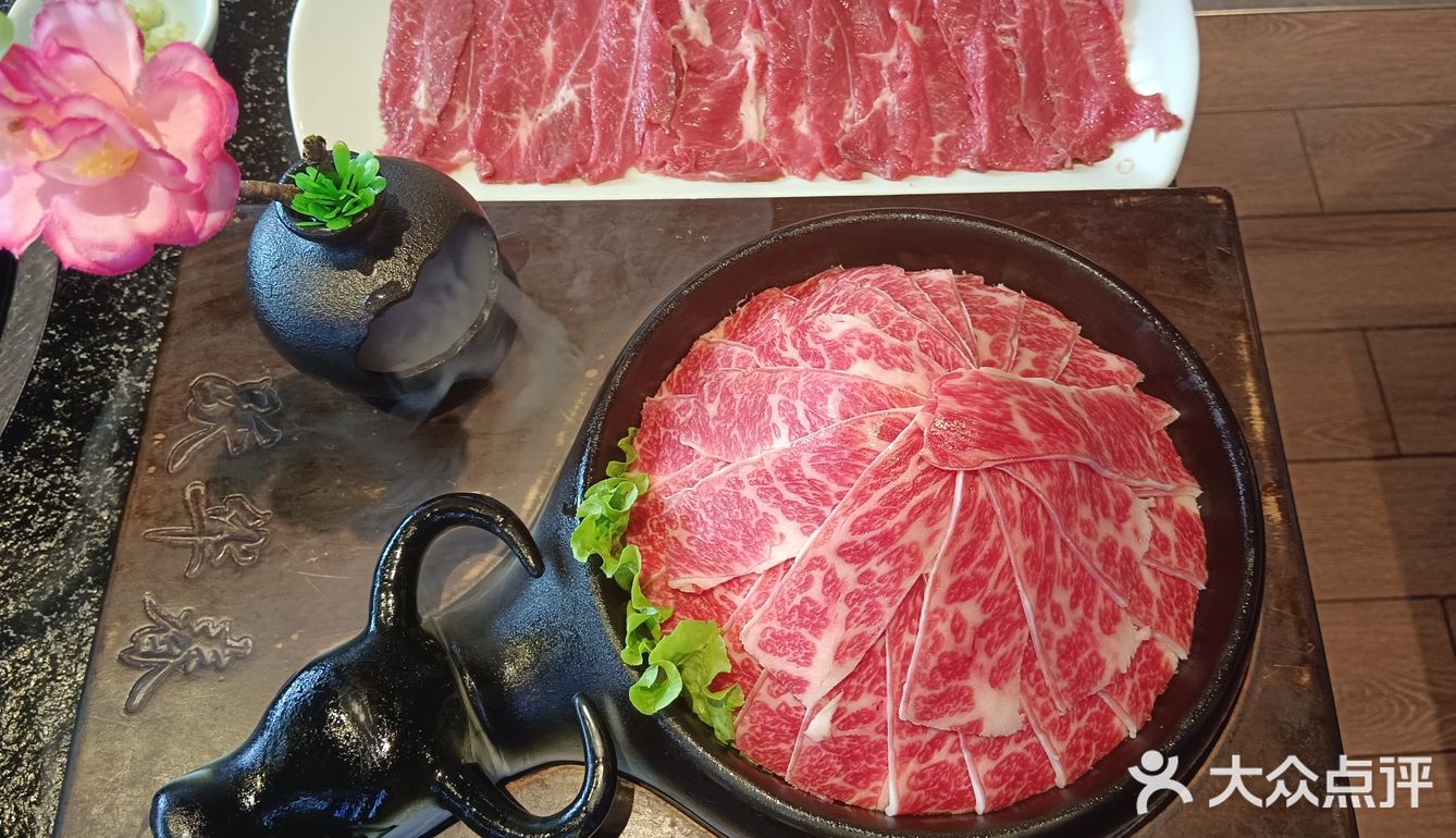 吃火锅就来跃华春，他们家的牛肉都经过精心挑选与切割