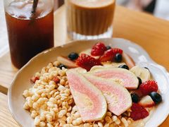当季水果谷物希腊酸奶-Brunchat