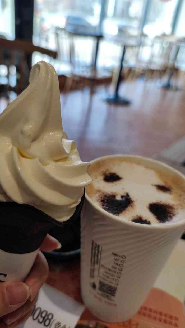 肯德基(学府店)-"超暖心的一次kfc,自己点了一个雪顶咖啡.