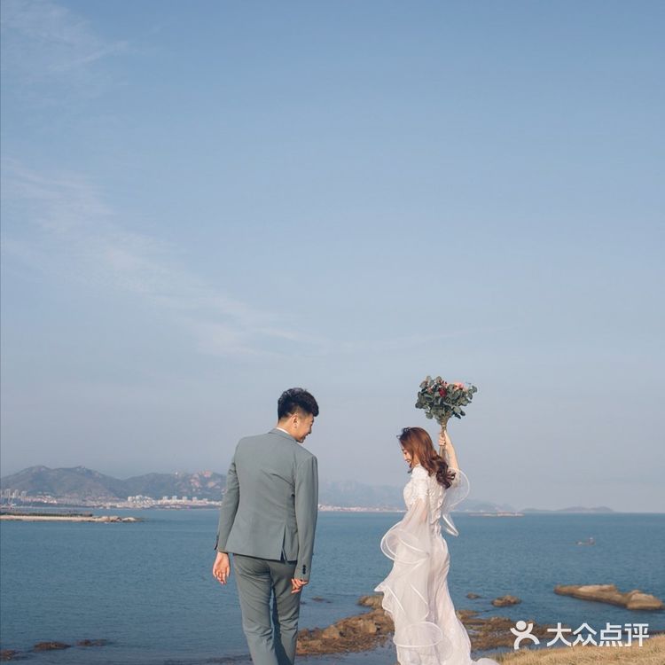 给大家分享一组旅拍风格的婚纱照客片