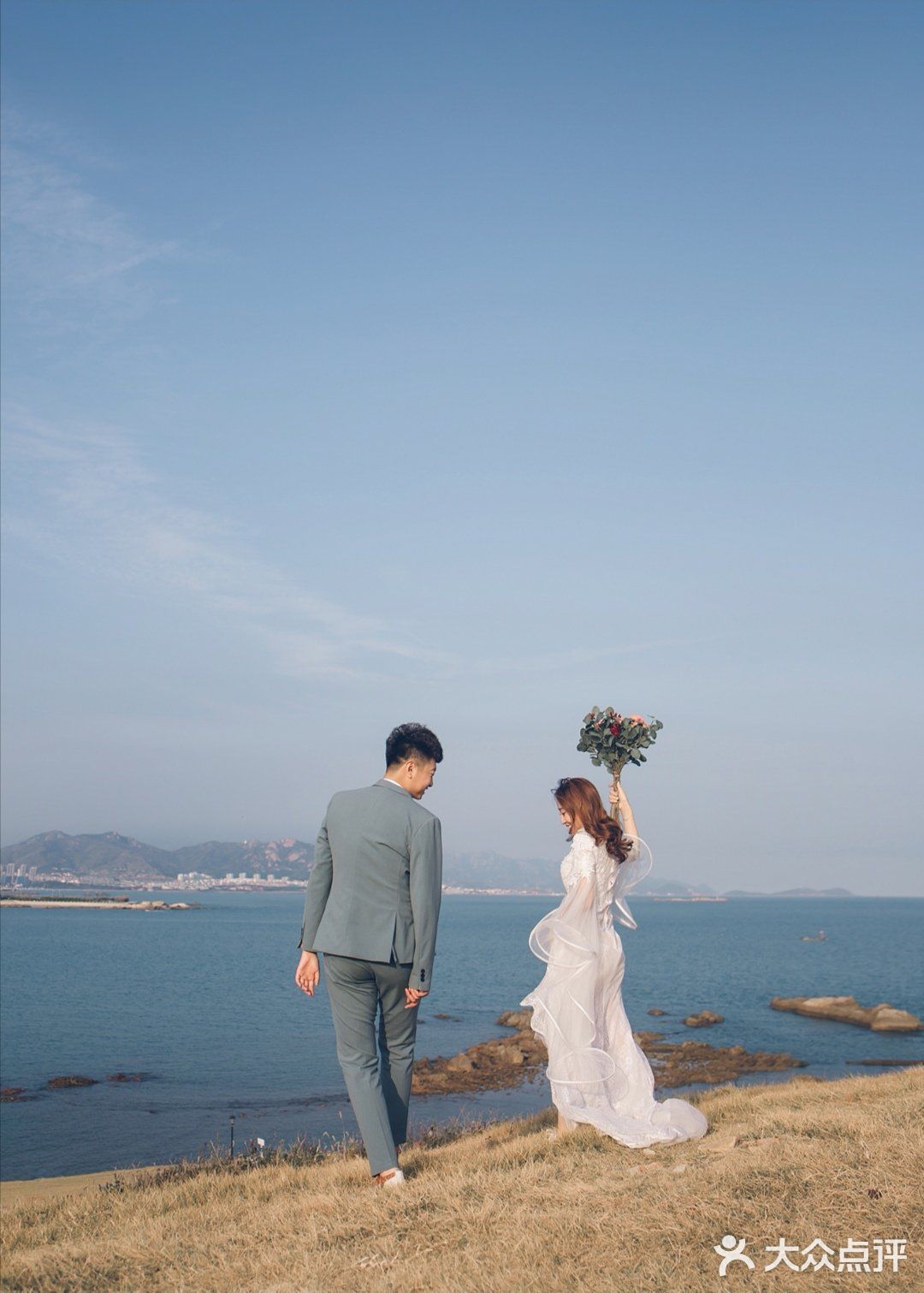 给大家分享一组旅拍风格的婚纱照客片