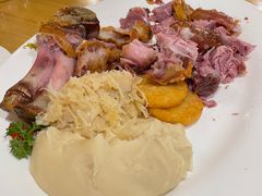 脆烤猪膝配德式酸菜、面包丸-巴伐利亚啤酒坊(意式风情街店)