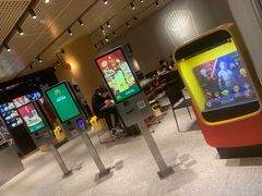 等位区-麦当劳(中山公园龙之梦店)
