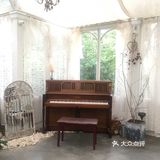 里面桌子上的花都是真花来的，看得出很用心