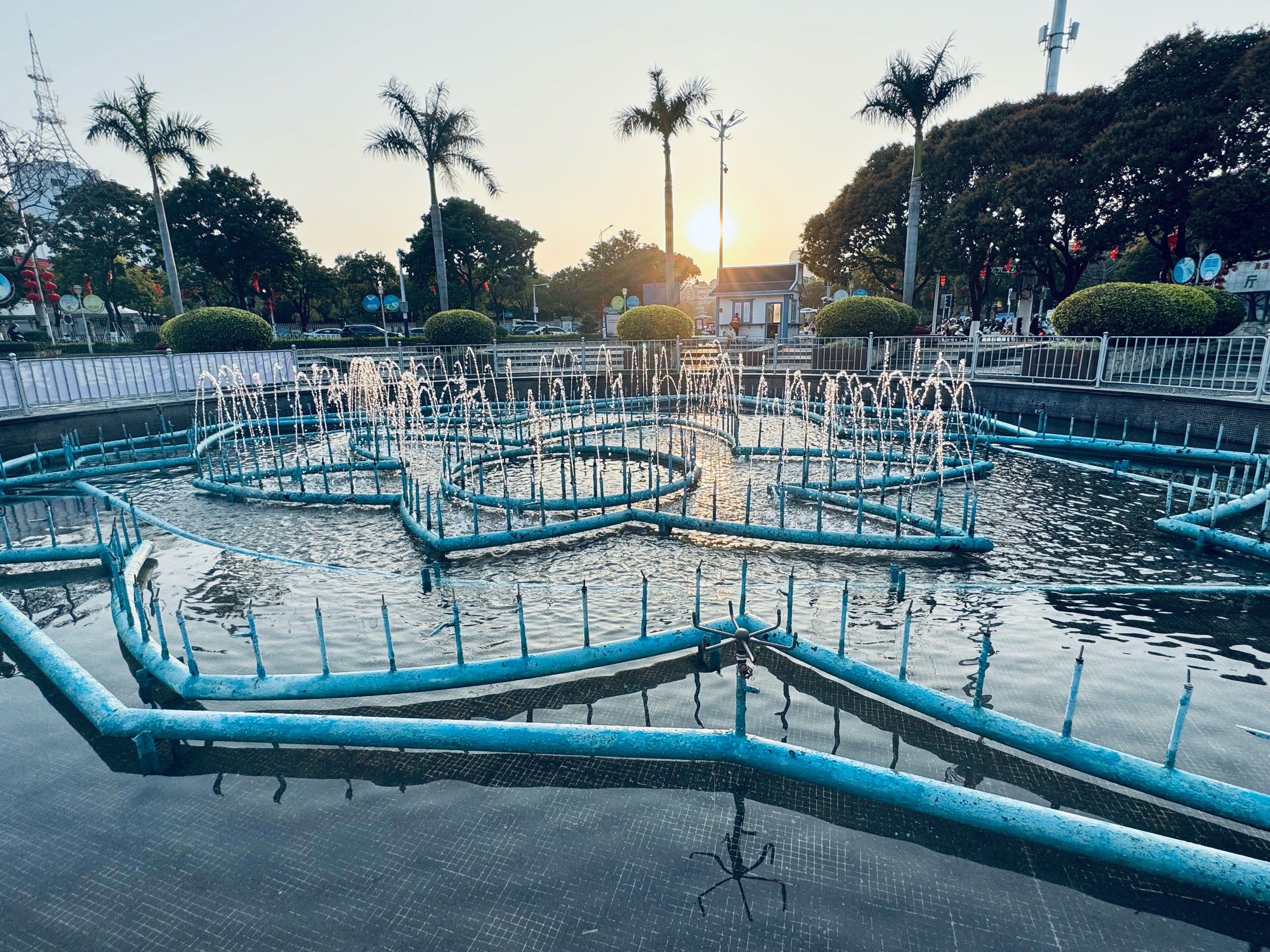 同安的银湖公园,位于区政府对面,就在银湖桥头这,适合市民休闲散步
