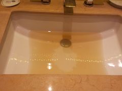 这是酒店中的洗刷和饮用水（烧水壶水）-余姚阳明温泉山庄