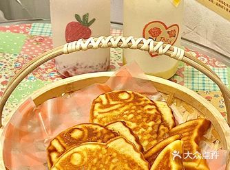 烧鲷鱼烧有好多口味 甜口咸口都有 我们点了传统的皮