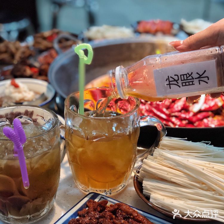 重庆美食|正对洪崖洞的地道老火锅🔥龙眼水超🉑️