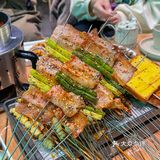 这是青岛！八毛撸串的烧烤！给几个女生吃撑了…
