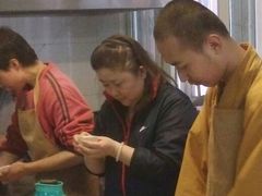 大家一起包包子-五台山圆照寺