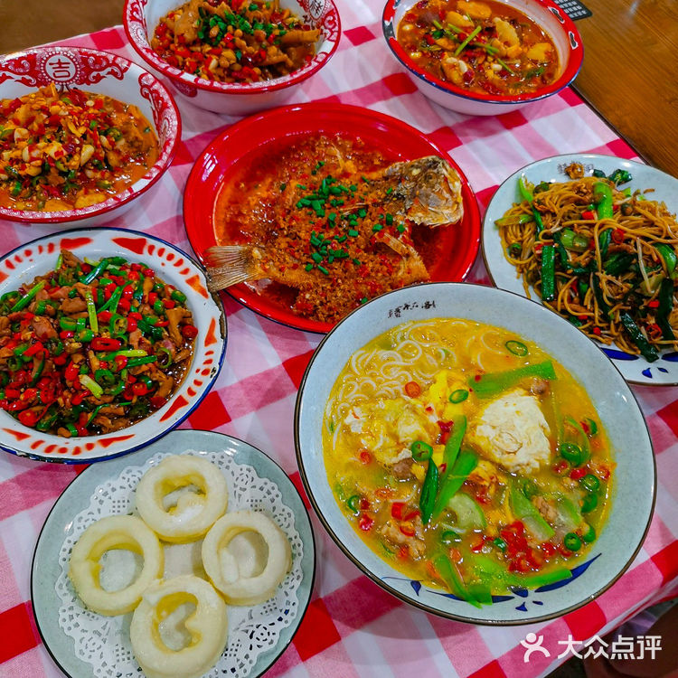 很容易脱骨吸入口中。油浸鱼的鱼肉也很鲜嫩,好吃爱吃