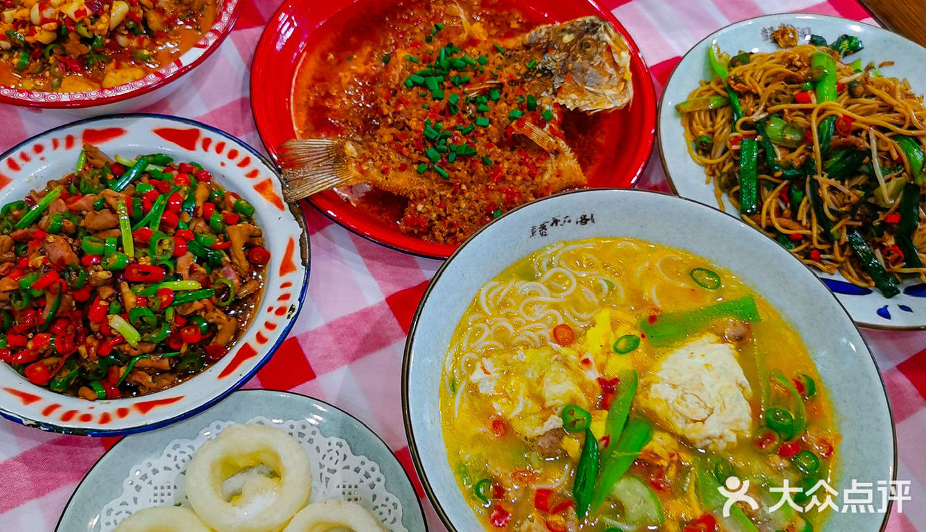 很容易脱骨吸入口中。油浸鱼的鱼肉也很鲜嫩，好吃爱吃