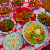 很容易脱骨吸入口中。油浸鱼的鱼肉也很鲜嫩，好吃爱吃