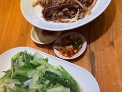 -帅巴人舅母子腊蹄民俗村