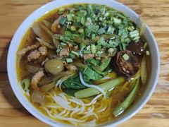 酸菜肉丝米线-越洋肖氏老米线(杨家坪店)
