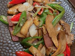 彩椒诺邓火腿炒见手青-滇野云南野生菌餐厅(陕西南路店)