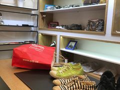 -爱革·洗衣改衣·洗鞋修鞋·洗包修包·奢侈品护理(宝地广场店)