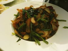 烤蘑菇炒菠菜-京尊烤鸭店JINGZUN(春秀路店)