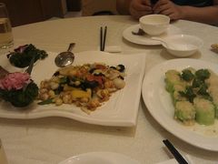 左为盐焗鹅，中为银杏百合炒扇贝肉-龙悦湾酒家·八阵鱼生·渔人码头店