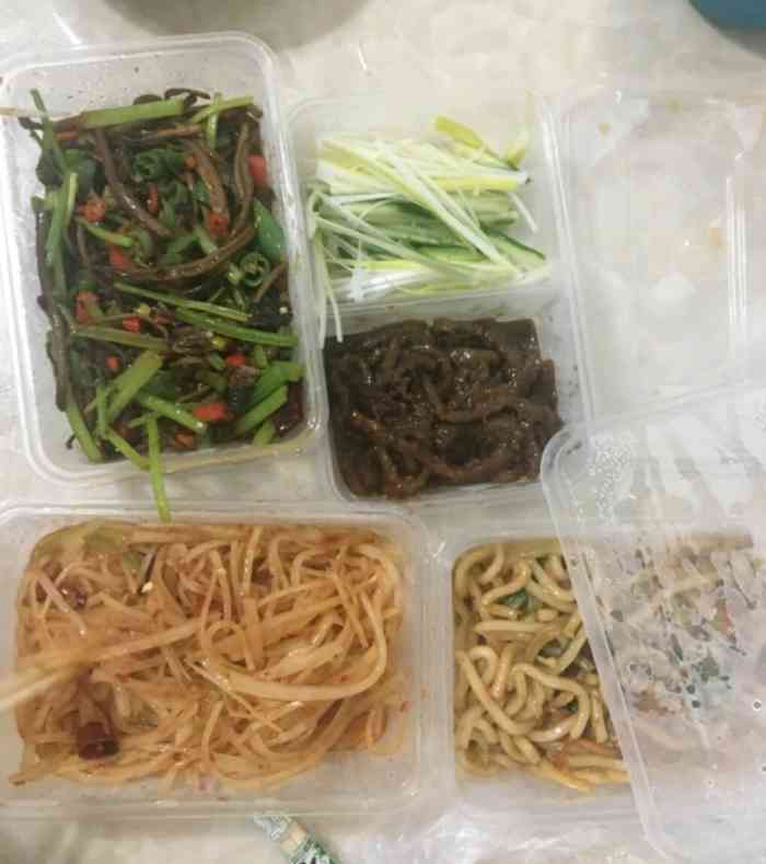 强氏喜阿婆粥饼炒菜(康复路店)-"外卖,粥的份量不小,除了葱有点多