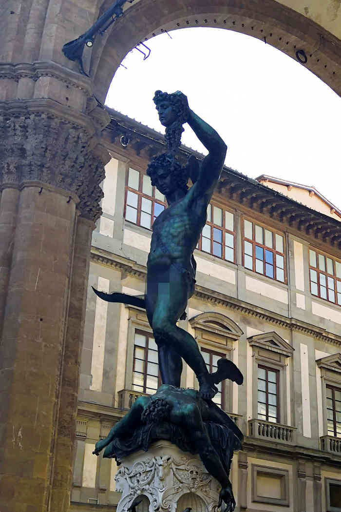 珀耳修斯与美杜莎-"领主广场的雕像.听着悠扬的琴声,领略着艺.