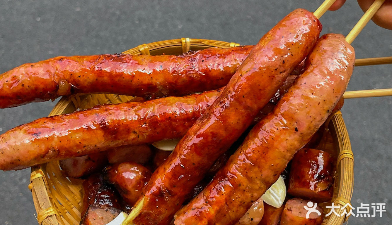 南京也有正宗台湾夜市香肠15搭配大蒜00一口大蒜一口香肠!